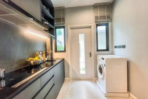Casa de 4 dormitorios en Samut Prakan, Tailandia № 115371 - foto 7