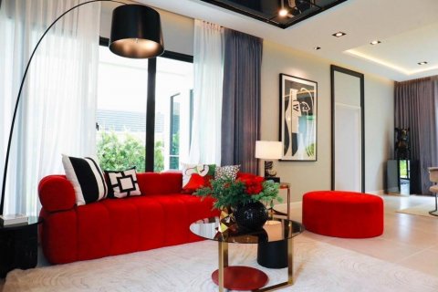 Casa de 4 dormitorios en Samut Prakan, Tailandia № 115371 - foto 4