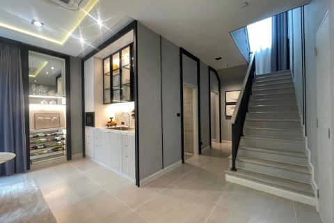 Casa de 4 dormitorios en Samut Prakan, Tailandia № 115371 - foto 8