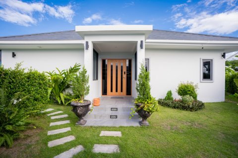 Chalet de 5 dormitorios en Hua Hin, Tailandia № 169739 - foto 21