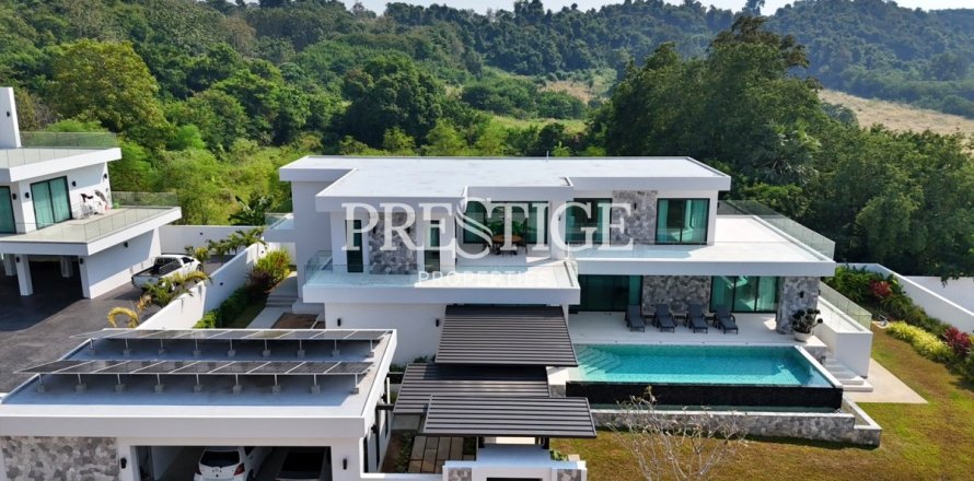 House in Pattaya, Thailand 5 bedrooms № 197597