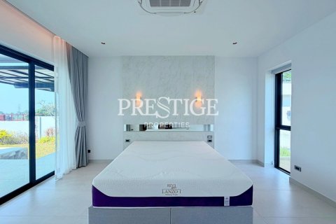 House in Pattaya, Thailand 5 bedrooms № 197597 - photo 14