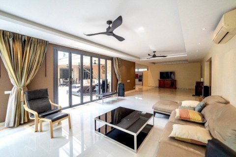 Casa de 3 dormitorios en Pattaya, Tailandia № 75341 - foto 20