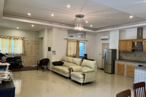 Casa de 7 dormitorios en Pattaya, Tailandia № 172631 - foto 8