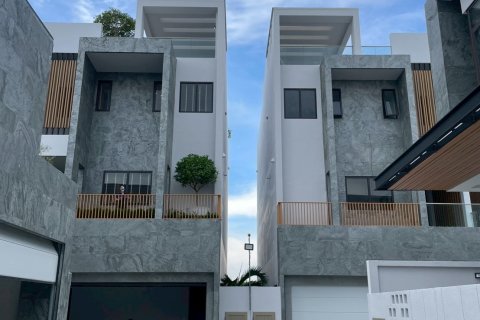 Chalet de 4 dormitorios en Jomtien Beach, Pattaya, Tailandia № 170094