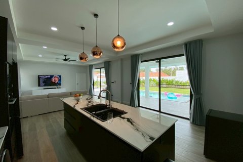 Chalet de 3 dormitorios en Pran Buri, Tailandia № 205670 - foto 12