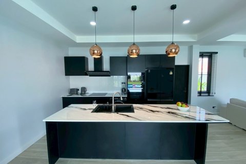 Chalet de 3 dormitorios en Pran Buri, Tailandia № 205670 - foto 14