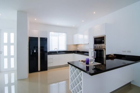 Chalet de 4 dormitorios en Hua Hin, Tailandia № 205668 - foto 7