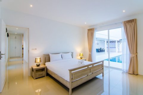 Chalet de 4 dormitorios en Hua Hin, Tailandia № 205668 - foto 8