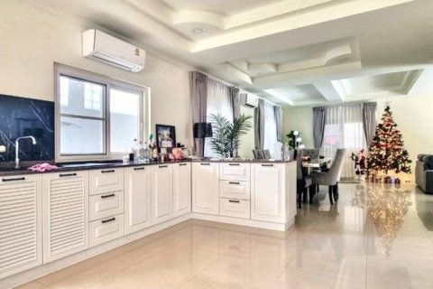 Chalet de 3 dormitorios en Pattaya, Tailandia № 119006 - foto 8