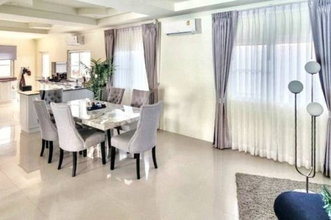 Chalet de 3 dormitorios en Pattaya, Tailandia № 119006 - foto 4