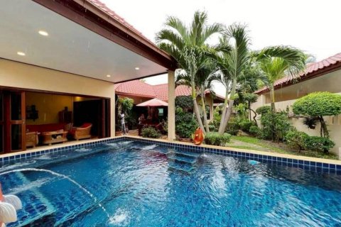 Chalet de 3 dormitorios en Sattahip, Tailandia № 162295
