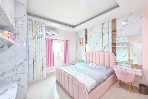 Chalet de 3 dormitorios en Pattaya, Tailandia № 202271 - foto 12