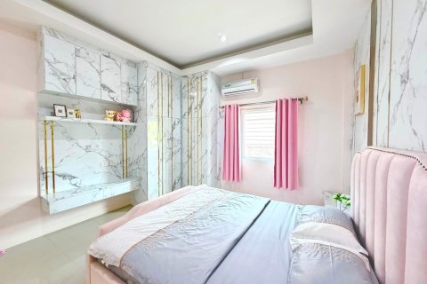 Chalet de 3 dormitorios en Pattaya, Tailandia № 202271 - foto 18