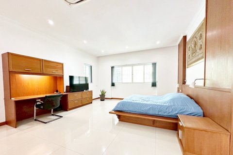Chalet de 6 dormitorios en Pattaya, Tailandia № 202270 - foto 16