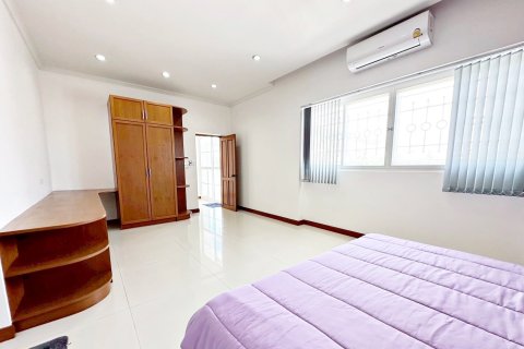 Chalet de 6 dormitorios en Pattaya, Tailandia № 202270 - foto 11