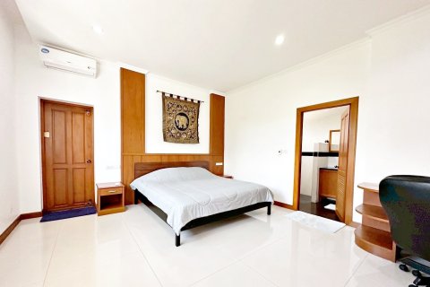 Chalet de 6 dormitorios en Pattaya, Tailandia № 202270 - foto 25