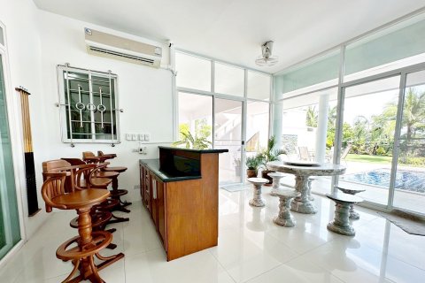 Chalet de 6 dormitorios en Pattaya, Tailandia № 202270 - foto 22