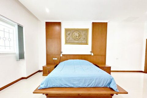 Chalet de 6 dormitorios en Pattaya, Tailandia № 202270 - foto 15