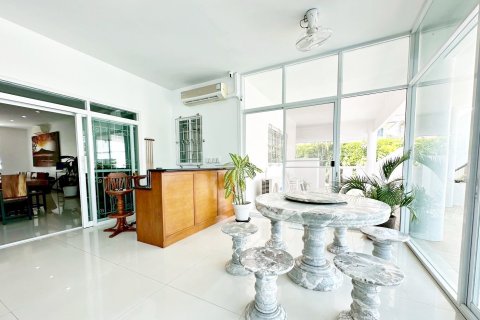 Chalet de 6 dormitorios en Pattaya, Tailandia № 202270 - foto 24