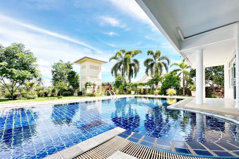 Chalet de 6 dormitorios en Pattaya, Tailandia № 202270 - foto 4