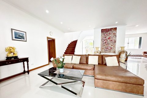 Chalet de 6 dormitorios en Pattaya, Tailandia № 202270 - foto 12