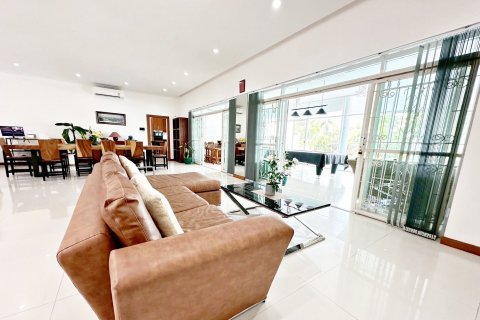 Chalet de 6 dormitorios en Pattaya, Tailandia № 202270 - foto 14
