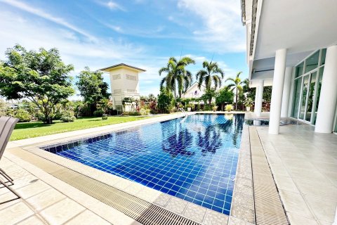 Chalet de 6 dormitorios en Pattaya, Tailandia № 202270 - foto 3
