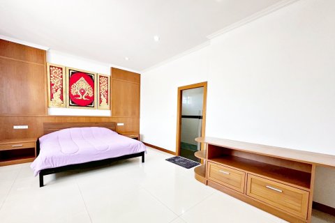 Chalet de 6 dormitorios en Pattaya, Tailandia № 202270 - foto 9