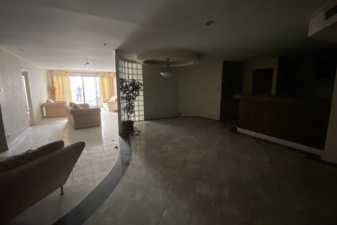 Condo in Khlong Toei, Bangkok, Thailand, 2 bedrooms № 200749 - photo 12