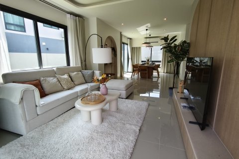 Casa de 3 dormitorios en Pattaya, Tailandia № 155638 - foto 5