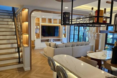 Casa de 4 dormitorios en Samut Prakan, Tailandia № 153812 - foto 2