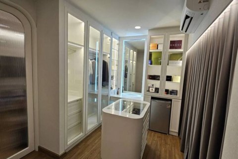 Casa de 4 dormitorios en Samut Prakan, Tailandia № 153812 - foto 9