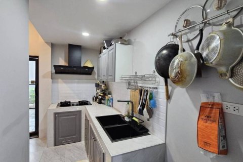 Casa de 4 dormitorios en Samut Prakan, Tailandia № 153812 - foto 10