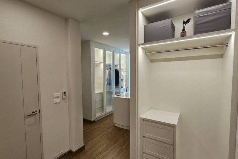 Casa de 4 dormitorios en Samut Prakan, Tailandia № 153812 - foto 4