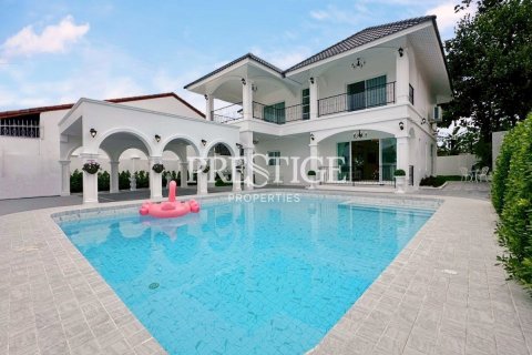 House in Pattaya, Thailand 5 bedrooms № 198002