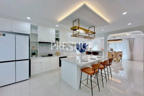 House in Pattaya, Thailand 5 bedrooms № 198002 - photo 10