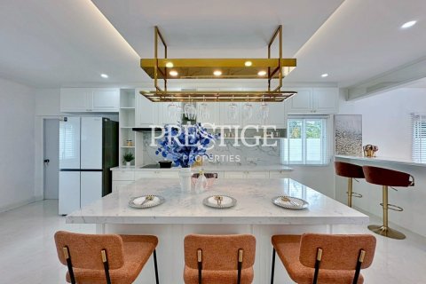 House in Pattaya, Thailand 5 bedrooms № 198002 - photo 11