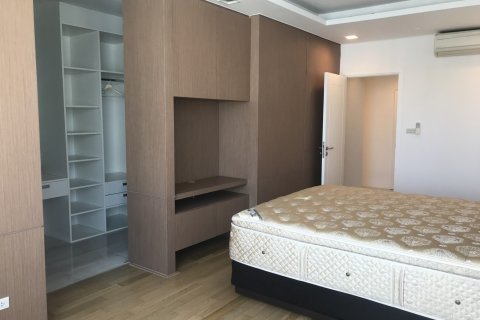 Condo in Bangkok, Thailand, 2 bedrooms № 144050 - photo 13
