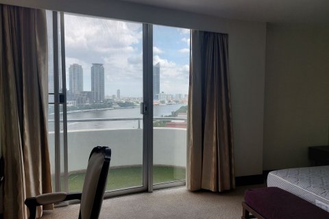Condominio de 2 dormitorios en Khlong San, Bangkok, Tailandia № 134001 - foto 17