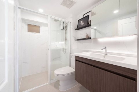 Condo in Bangkok, Thailand, 2 bedrooms  № 157695 - photo 2