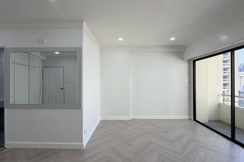 Condo in Khlong Toei, Bangkok, Thailand, 2 bedrooms  № 201327 - photo 12