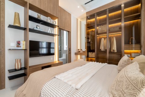 Chalet de 4 dormitorios en Bang Lamung, Tailandia № 170097 - foto 11