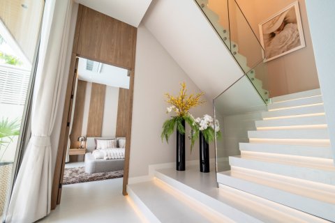 Chalet de 4 dormitorios en Bang Lamung, Tailandia № 170097 - foto 13