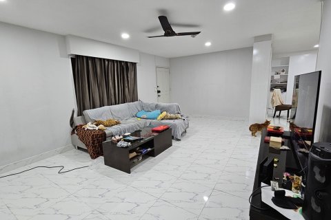 Condo in Watthana, Bangkok, Thailand, 3 bedrooms № 201113 - photo 7