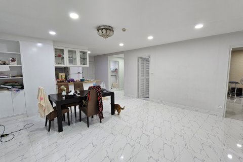 Condo in Watthana, Bangkok, Thailand, 3 bedrooms № 201113 - photo 10