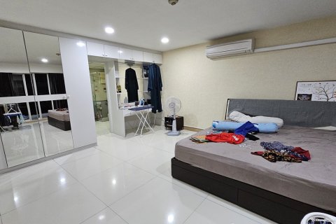 Condo in Watthana, Bangkok, Thailand, 3 bedrooms № 201113 - photo 14