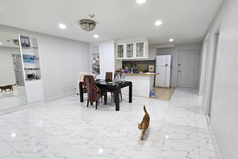 Condo in Watthana, Bangkok, Thailand, 3 bedrooms № 201113 - photo 8