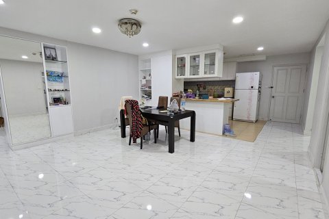 Condo in Watthana, Bangkok, Thailand, 3 bedrooms № 201113 - photo 15