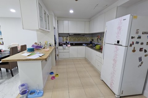 Condo in Watthana, Bangkok, Thailand, 3 bedrooms № 201113 - photo 2